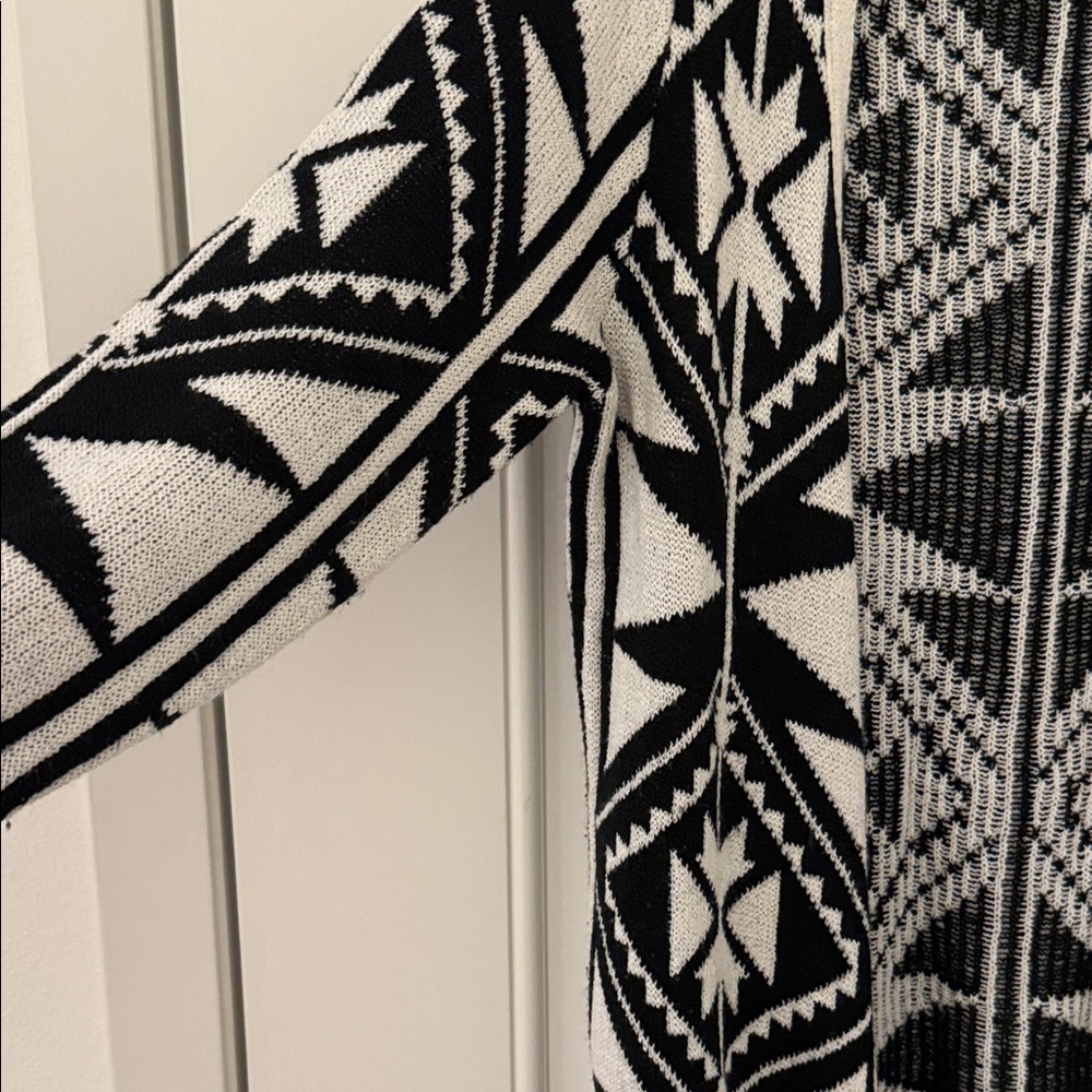 Chic Black and White Women's Cardigan - Picture 2 of 10